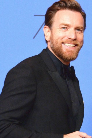 Schauspieler Ewan McGregor bekommt die Goldene Kamera in der Kategorie „Bester Schauspieler International“. „Ewan McGregor beherrscht Mainstream ebenso wie Independent. Gutaussehend, charismatisch, wandlungsfähig – diese Worte fallen immer wieder. Grandios seine Rollenwahl, die ihn nie hat in eine Schublade rutschen lassen“, begründet die Jury ihre Wahl.