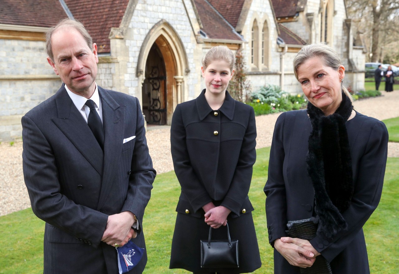 Lady Louise Mountbatten-Windsor (m.) mit ihren Eltern Prinz Edward und Sophie von Wessex.