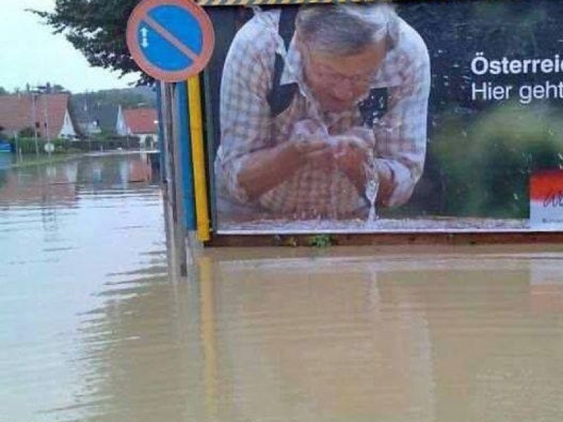 Auf dieser Straße steht das Wasser hoch.