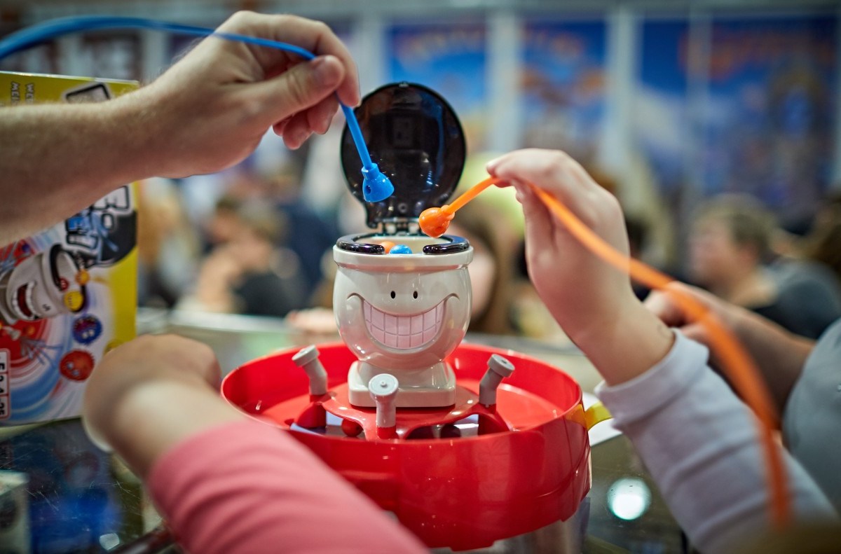 Bei dem Kinderspiel „Flitze-Kacke" spielst du mit einer Kloschüssel.