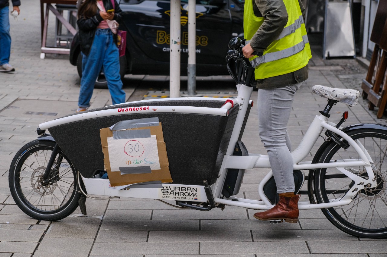 Die Grünen warben im Wahlkampf für das Lastenrad. In dörflicher Umgebung könne man nur müde darüber lachen. (Symbolbild)