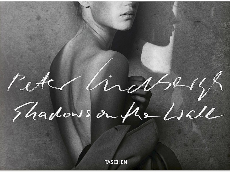 Schlichte Schönheit statt durchgestylte Hülle: Der Bildband „Peter Lindberg. Shadows on the Wall“ (292 Seiten, Hardcover, 36 x 26 cm) mit Schwarz-Weiß-Fotografien von 14 Hollywood-Schauspielerinnen ist bei Taschen erschienen und kostet 79,99 Euro. 