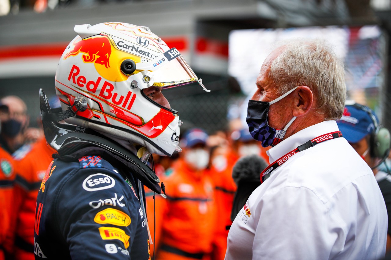 Bei Red Bull ändern Helmut Marko (r.) und Max Verstappen ihre Strategie.