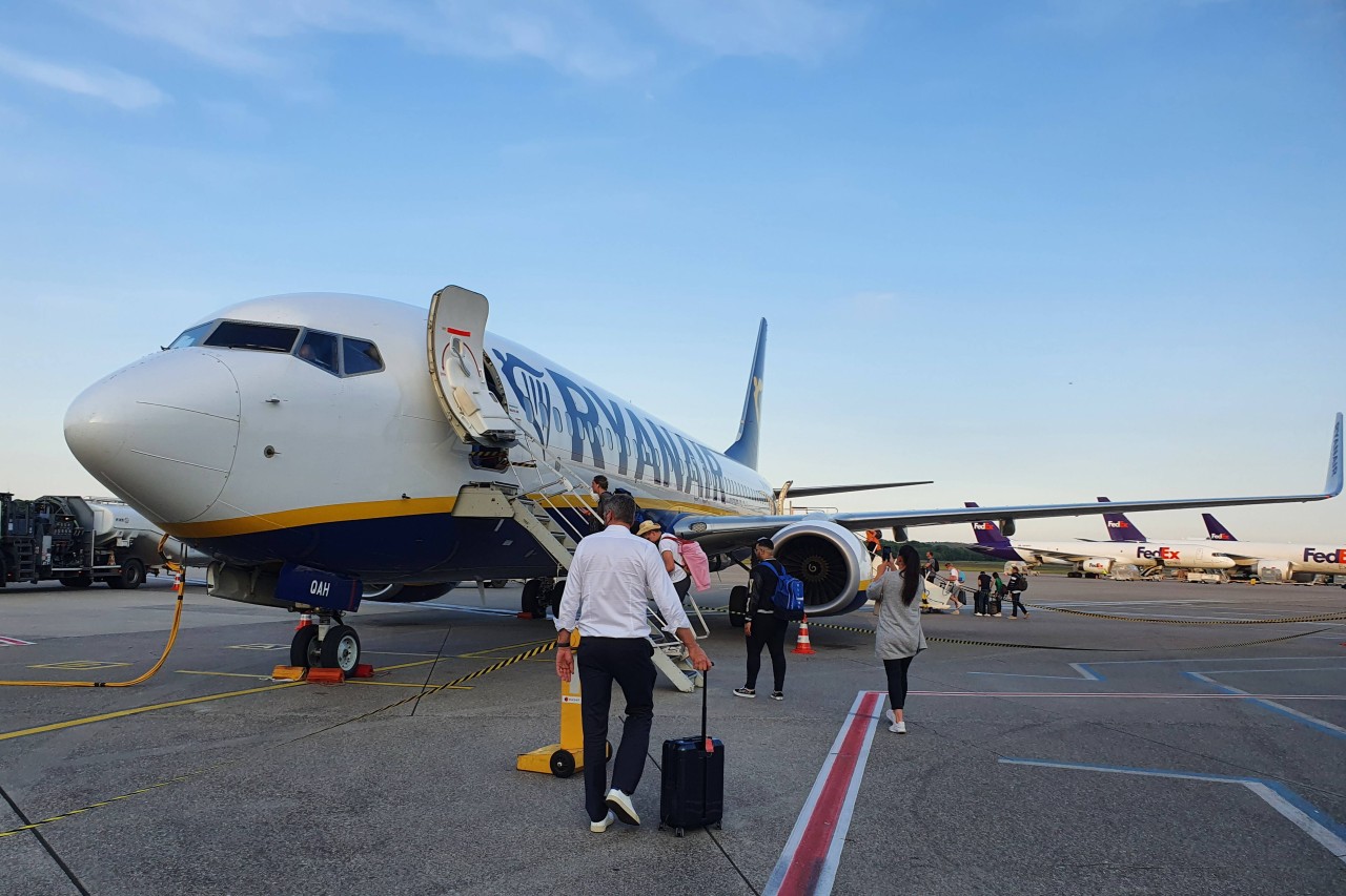 Eine neue EU-Empfehlung sorgt für Verwirrung. Fällt die Maskenpflicht im Flugzeug? (Symbolbild)