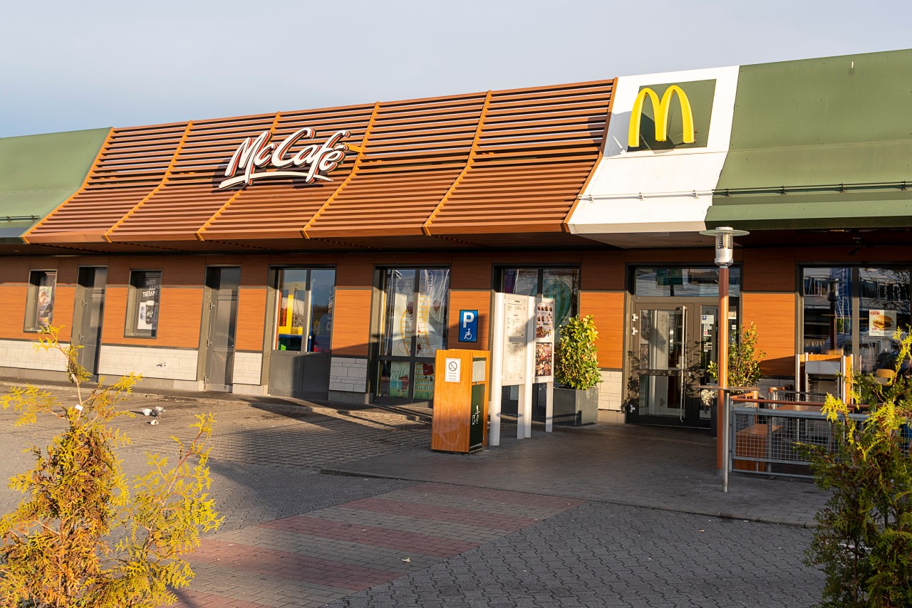 Bei einem McDonald's Drive-In taucht ein ungewöhnlicher Gast auf. (Symbolbild)