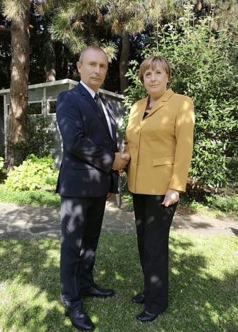 Die Merkel-Doppelgängerin mit dem Wladimir Putin-Doppelgänger.