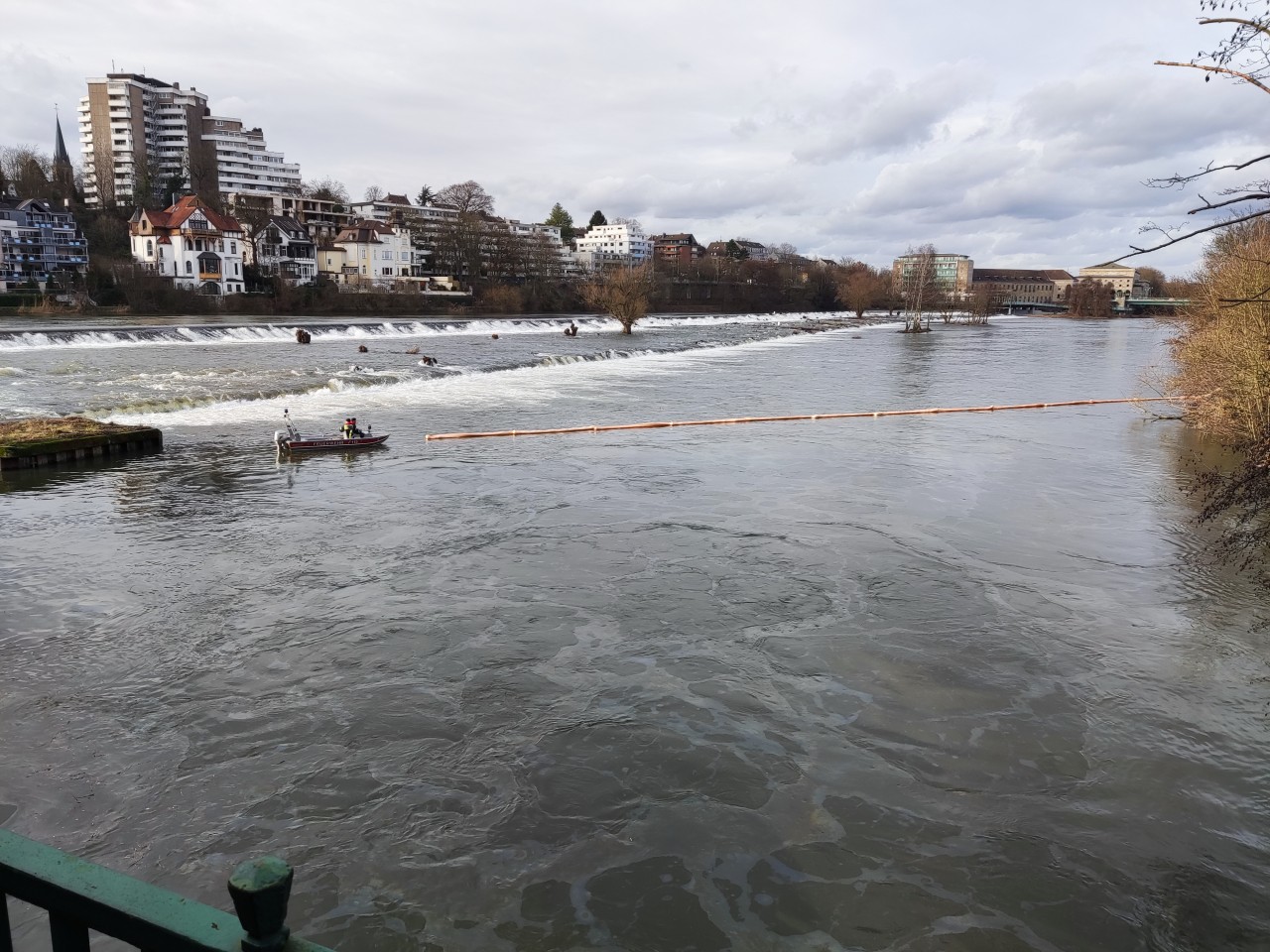 Mülheim: Die Feuerwehr hat am Samstag zwei Ölschängel ausgelegt. 