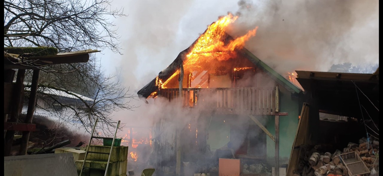 In Mülheim steht aktuell ein Haus in Flammen.