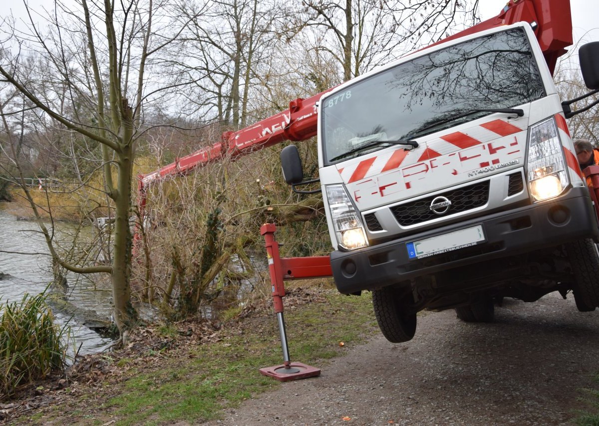 mülheim-hubsteiger-umgekippt-thyssenteich.JPG