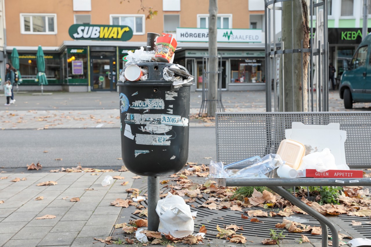Essen: Takeaway-Verpackungen überfüllen die Mülleimer in der Innenstadt. 