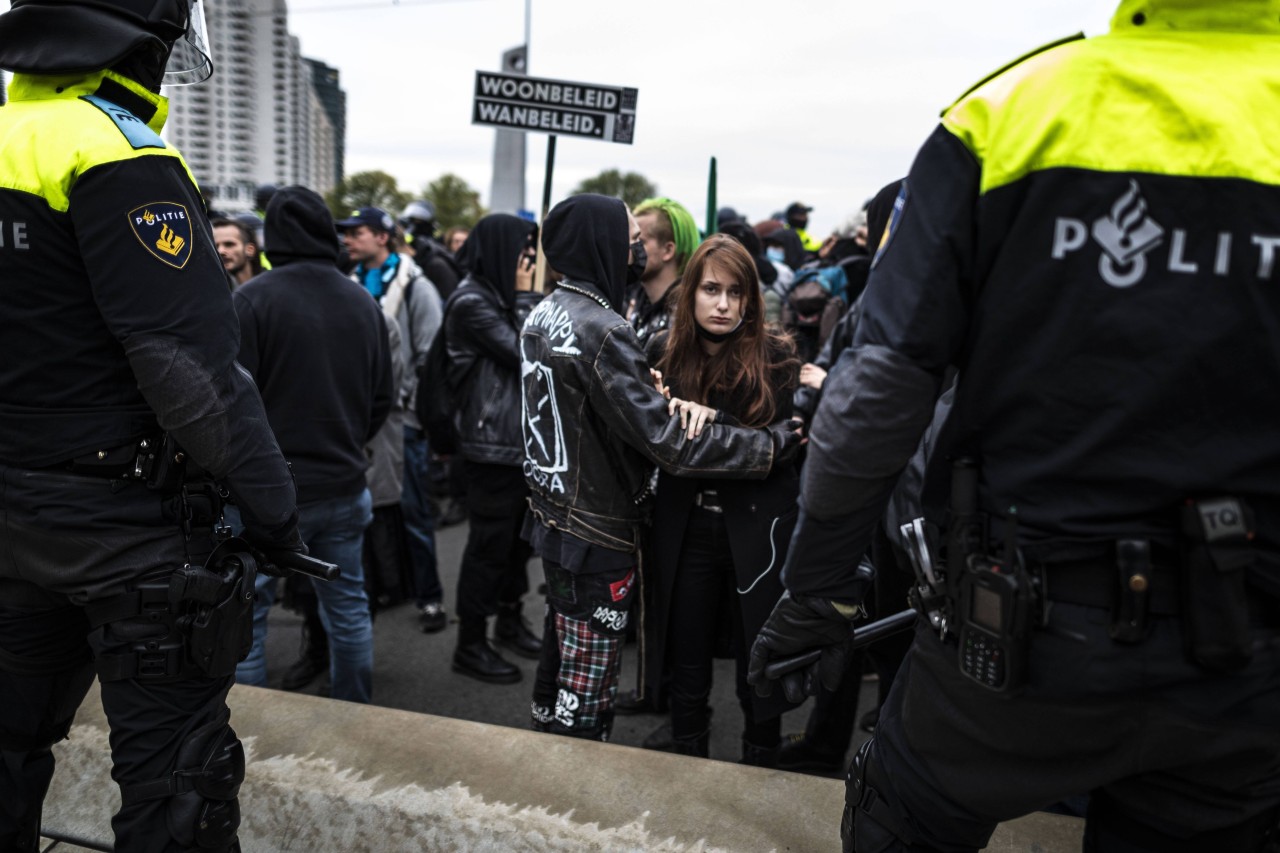 Corona: Nachdem feststand, dass die Niederlande für drei Wochen wieder in einen Teil-Lockdown sollen, kam es zu Protesten in Den Haag. (Symbolbild)