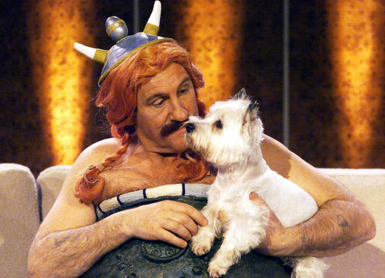 Filmstar Gerard Depardieu trat im März 2002 sogar mit einem echten Idefix als Obelix bei „Wetten, dass ...?“ auf.