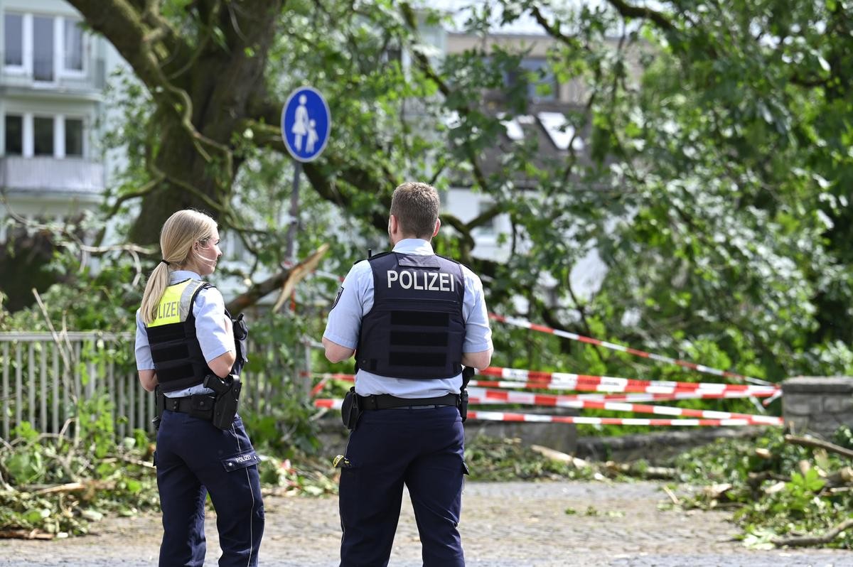 Die Polizei warnt vor Betrügern und Sensationstourismus.