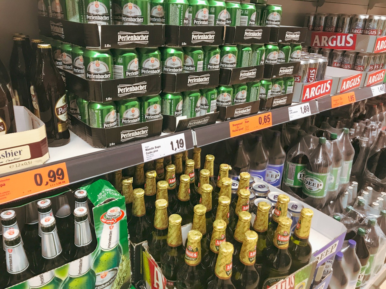 Penny: Ein Alkoholregal im Supermarkt. (Symbolbild)