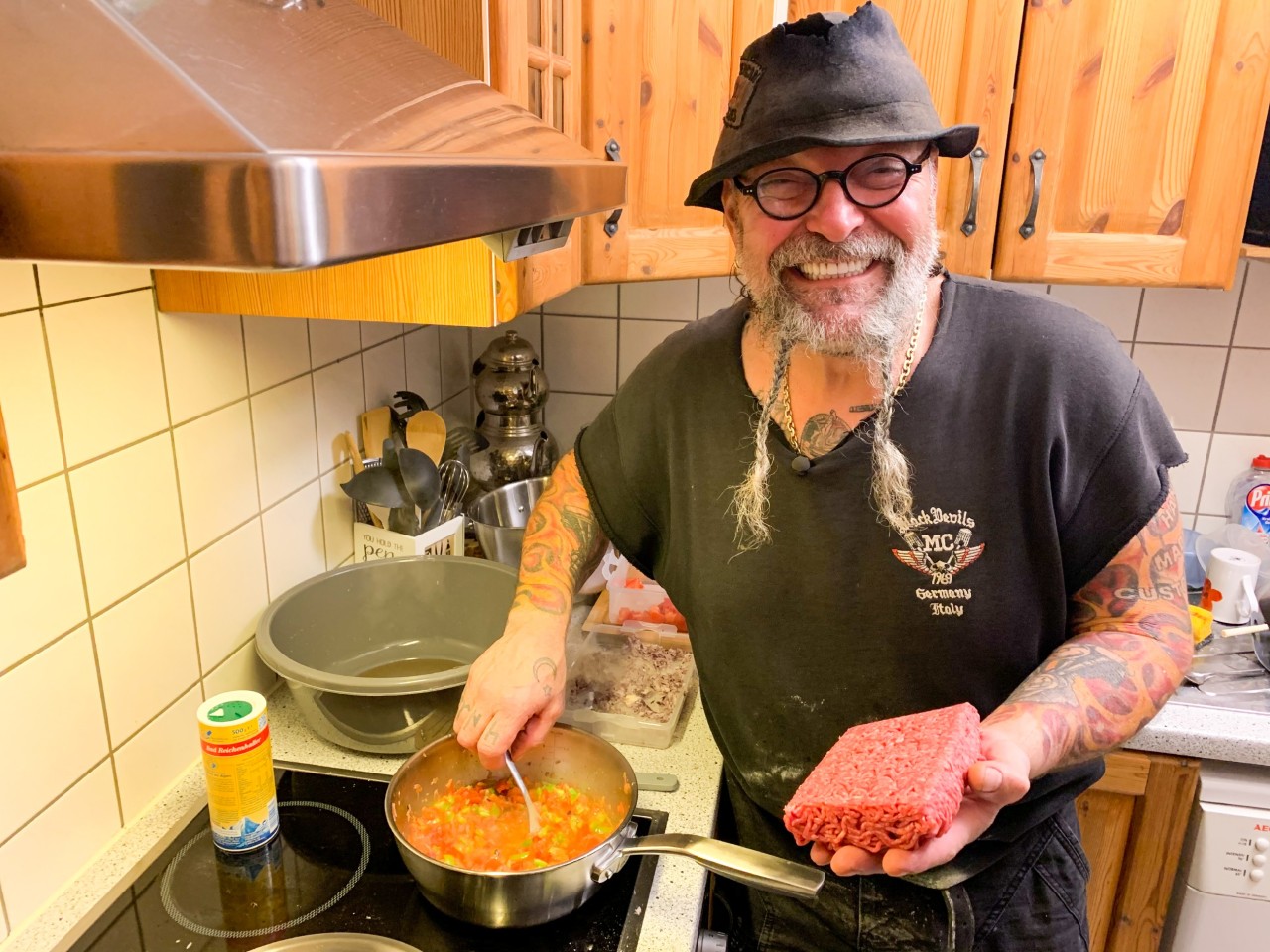 Das perfekte Dinner: Hobbykoch Aykut hat etwas in seiner Wohnung, das dem Vox-Team die Sprache verschlägt. 