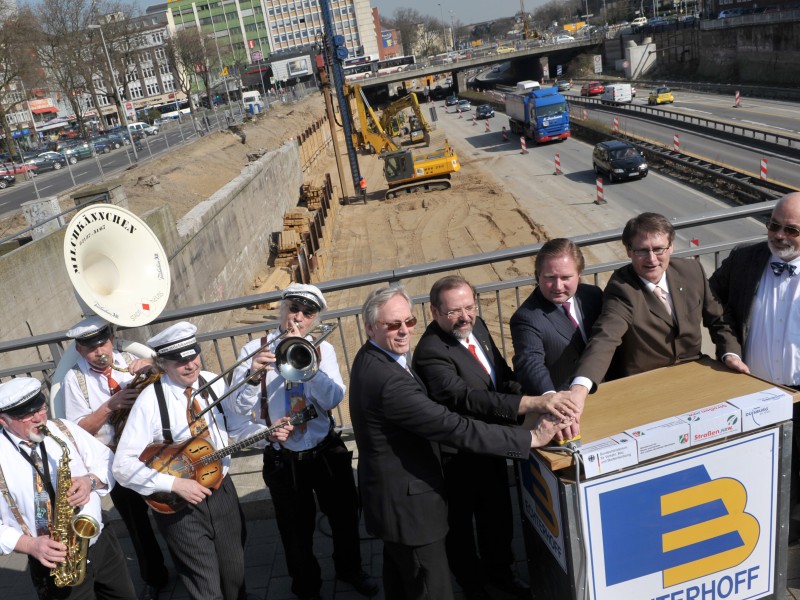 Der Spatenstich am 3. April 2009 mit dem damaligen NRW-Verkehrsminister Lutz Lienenkämper und dem damaligen Oberbürgermeister Adolf Sauerland.