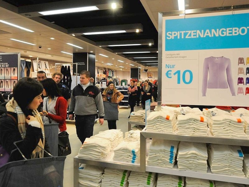 Nachdem der erste Termin zur Eröffnung des neuen Primark-Megastores in Esen aufgrund technischer Probleme nicht eingehalten werden konnte, öffnete die irische Textilkette am Mittwoch kurzfrsitig. Foto: Klaus Micke