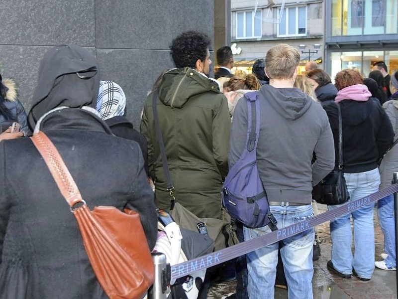 Nachdem der erste Termin zur Eröffnung des neuen Primark-Megastores in Esen aufgrund technischer Probleme nicht eingehalten werden konnte, öffnete die irische Textilkette am Mittwoch kurzfrsitig. Foto: Klaus Micke