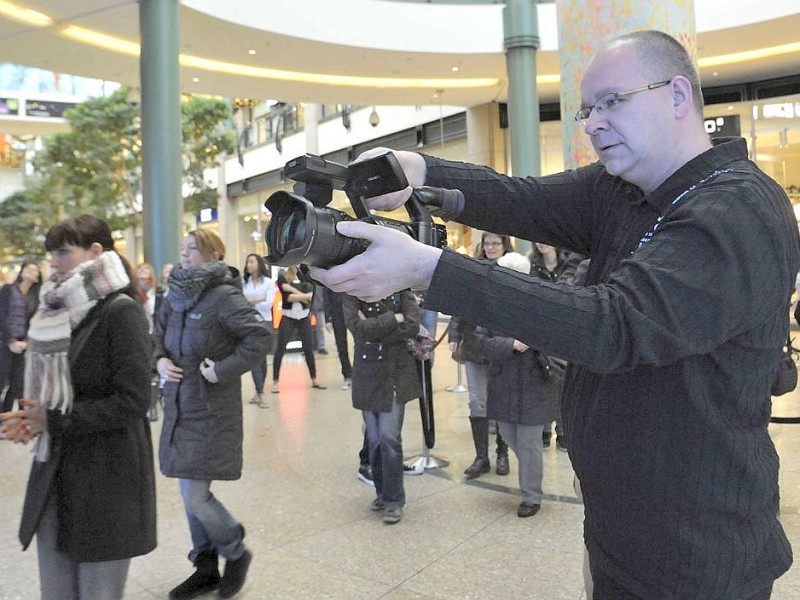 Zur  Eröffnung von Gilly Hicks, einem Ableger des US-Textilanbieters Abercrombie & Fitch, bildete sich am Donnerstag, 8.12.2011 eine kleine Schlange an der Einlasskontrolle vor dem Geschäft im Centro Oberhausen. Sowohl junge Menschen als auch Senioren waren neugierig auf den neuen Laden. Kunden konnten sich mit den beiden mit Badeshorts bekleideten  muskulösen Türstehern fotografieren lassen.   Foto Ulla Emig wazfotopool