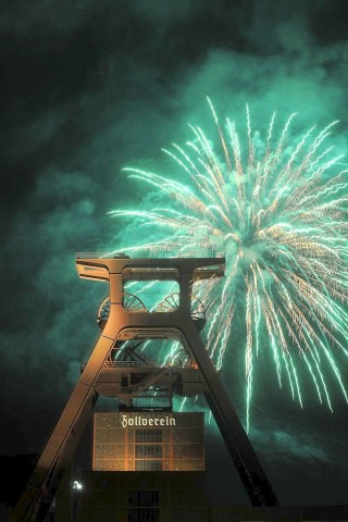 Oder beim Feuerwerk, das die Zeche in ein magisches Licht taucht.