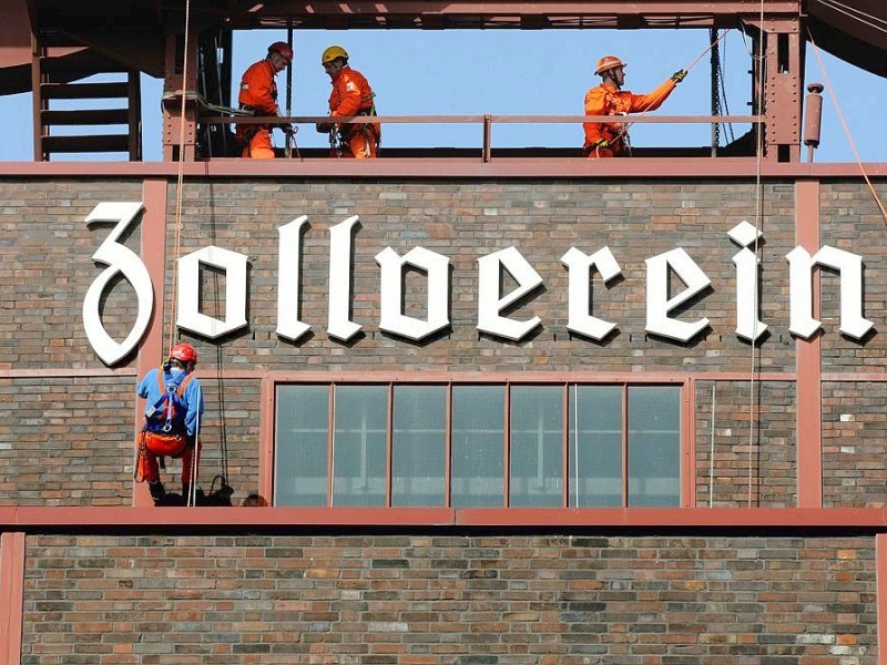 Auch die zentrale Grubenwehr übt mit ihrer Abseilmannschaft auf Zollverein.