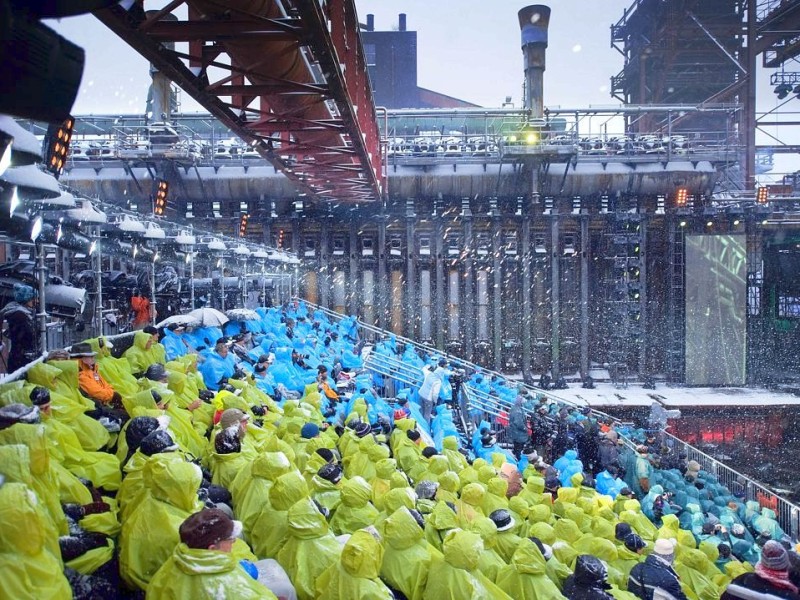 Mit Regencapes bekleidet, schützten sich Besucher vor Nässe und Kälte - und boten obendrein noch ein buntes Bild.