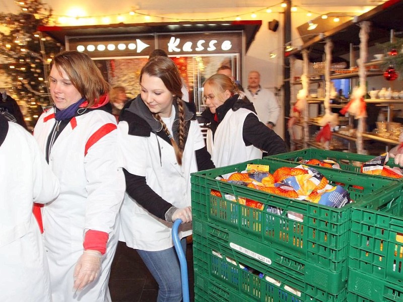 Schüler des Otto Pankok Gymnasiums in Mülheim haben am 22.12.2011 einen Tag lang bei der Mülheimer Tafel mitgeholfen. Sie haben die Lieferwagen mit entladen, die Lebensmittel in die Regale geräumt und anschließend die Lebensmittel an die Bedürftigen verteilt.