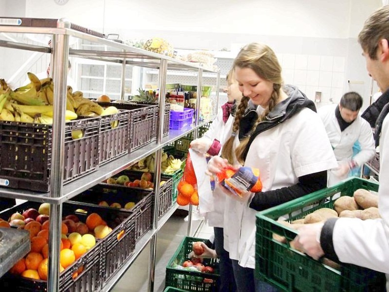 Schüler des Otto Pankok Gymnasiums in Mülheim haben am 22.12.2011 einen Tag lang bei der Mülheimer Tafel mitgeholfen. Sie haben die Lieferwagen mit entladen, die Lebensmittel in die Regale geräumt und anschließend die Lebensmittel an die Bedürftigen verteilt.