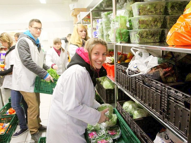 Schüler des Otto Pankok Gymnasiums in Mülheim haben am 22.12.2011 einen Tag lang bei der Mülheimer Tafel mitgeholfen. Sie haben die Lieferwagen mit entladen, die Lebensmittel in die Regale geräumt und anschließend die Lebensmittel an die Bedürftigen verteilt.