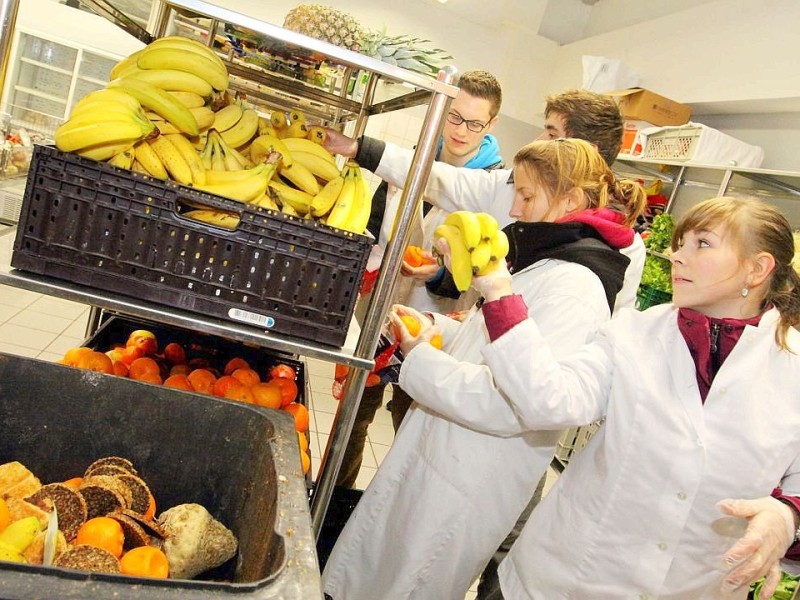 Schüler des Otto Pankok Gymnasiums in Mülheim haben am 22.12.2011 einen Tag lang bei der Mülheimer Tafel mitgeholfen. Sie haben die Lieferwagen mit entladen, die Lebensmittel in die Regale geräumt und anschließend die Lebensmittel an die Bedürftigen verteilt.