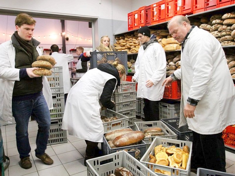 Schüler des Otto Pankok Gymnasiums in Mülheim haben am 22.12.2011 einen Tag lang bei der Mülheimer Tafel mitgeholfen. Sie haben die Lieferwagen mit entladen, die Lebensmittel in die Regale geräumt und anschließend die Lebensmittel an die Bedürftigen verteilt.