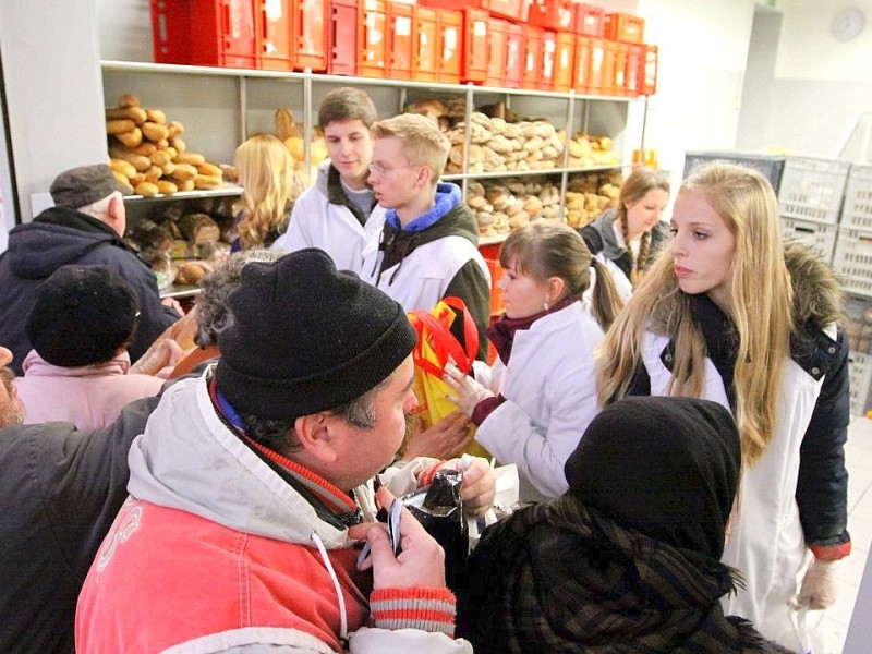 Schüler des Otto Pankok Gymnasiums in Mülheim haben am 22.12.2011 einen Tag lang bei der Mülheimer Tafel mitgeholfen. Sie haben die Lieferwagen mit entladen, die Lebensmittel in die Regale geräumt und anschließend die Lebensmittel an die Bedürftigen verteilt.