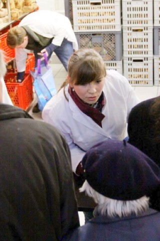 Schüler des Otto Pankok Gymnasiums in Mülheim haben am 22.12.2011 einen Tag lang bei der Mülheimer Tafel mitgeholfen. Sie haben die Lieferwagen mit entladen, die Lebensmittel in die Regale geräumt und anschließend die Lebensmittel an die Bedürftigen verteilt.