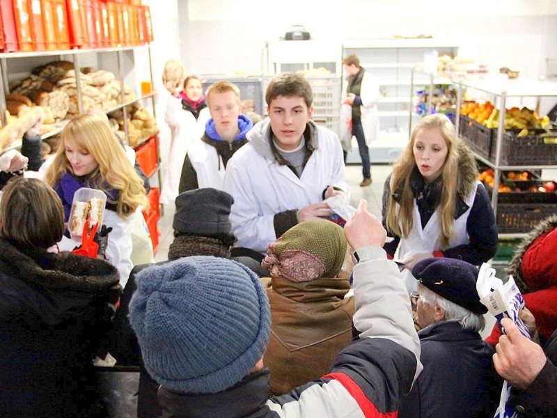 Schüler des Otto Pankok Gymnasiums in Mülheim haben am 22.12.2011 einen Tag lang bei der Mülheimer Tafel mitgeholfen. Sie haben die Lieferwagen mit entladen, die Lebensmittel in die Regale geräumt und anschließend die Lebensmittel an die Bedürftigen verteilt.