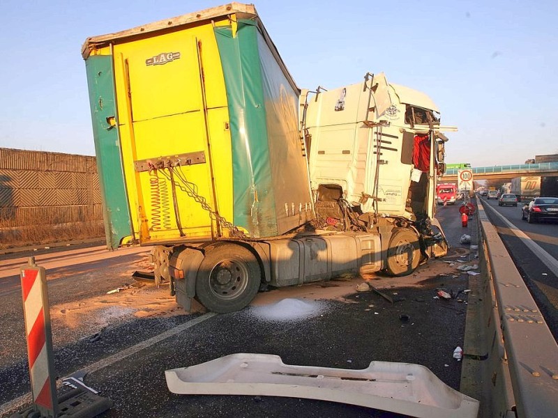 Kamen, Bönen, Unfall auf der A2 in Höhe der Auffahrt Bönen in Richtung Oberhausen. Auffahrunfall zweier LKWs.