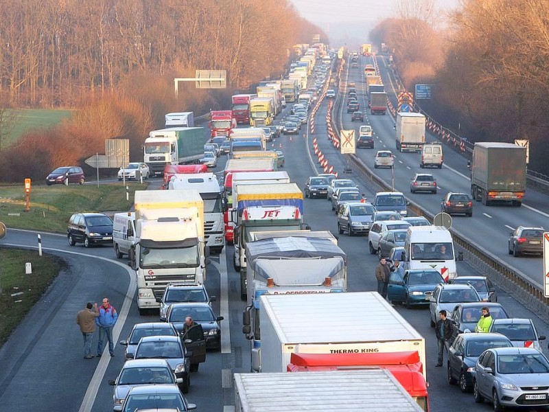 Kamen, Bönen, Unfall auf der A2 in Höhe der Auffahrt Bönen in Richtung Oberhausen. Auffahrunfall zweier LKWs. Lange Staus bildeten sich