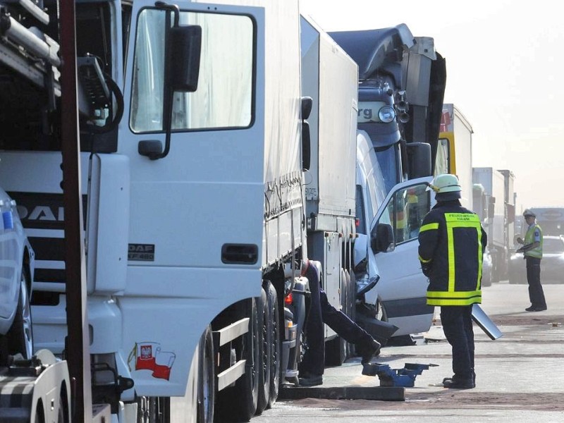 Aus noch ungeklärter Ursache kam es am heutigen Dienstagmorgen gegen 6.25 Uhr zu einem Unfall mit Beteiligung von sieben Fahrzeugen auf der A2 von Hamm in Fahrtrichtung Oberhausen.