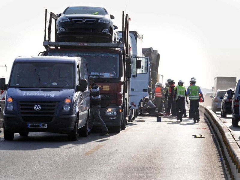 Aus noch ungeklärter Ursache kam es am heutigen Dienstagmorgen gegen 6.25 Uhr zu einem Unfall mit Beteiligung von sieben Fahrzeugen auf der A2 von Hamm in Fahrtrichtung Oberhausen.