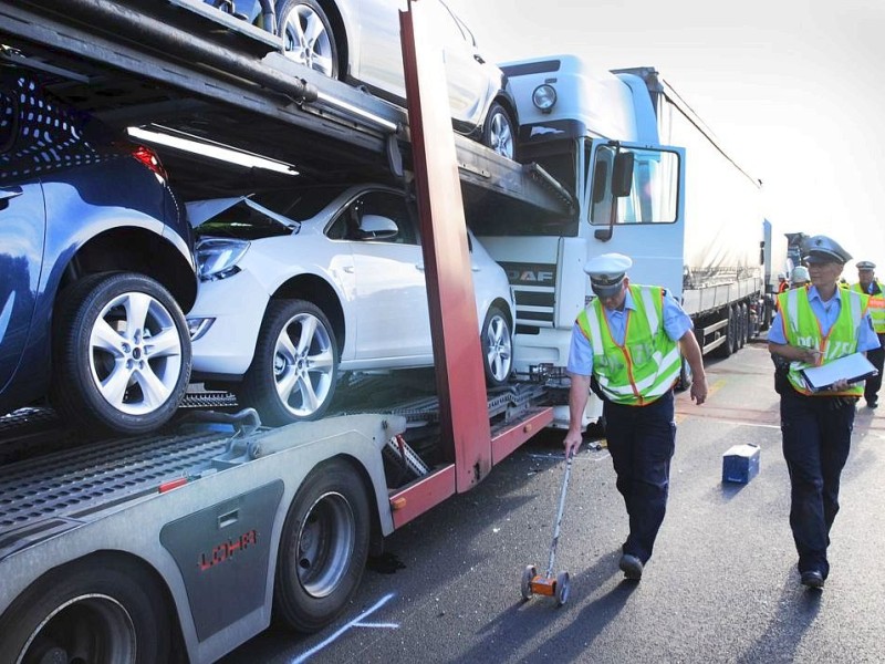 Aus noch ungeklärter Ursache kam es am heutigen Dienstagmorgen gegen 6.25 Uhr zu einem Unfall mit Beteiligung von sieben Fahrzeugen auf der A2 von Hamm in Fahrtrichtung Oberhausen.