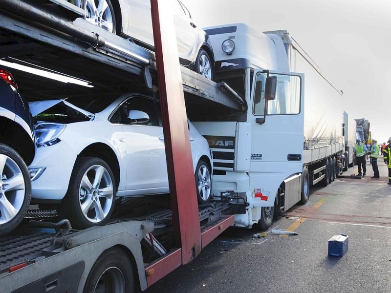 Aus noch ungeklärter Ursache kam es am heutigen Dienstagmorgen gegen 6.25 Uhr zu einem Unfall mit Beteiligung von sieben Fahrzeugen auf der A2 von Hamm in Fahrtrichtung Oberhausen.