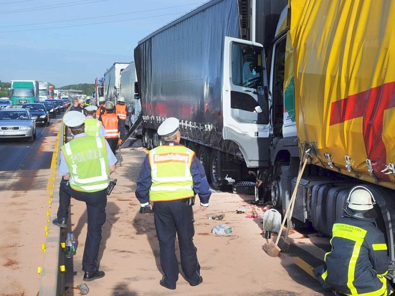 Aus noch ungeklärter Ursache kam es am heutigen Dienstagmorgen gegen 6.25 Uhr zu einem Unfall mit Beteiligung von sieben Fahrzeugen auf der A2 von Hamm in Fahrtrichtung Oberhausen.