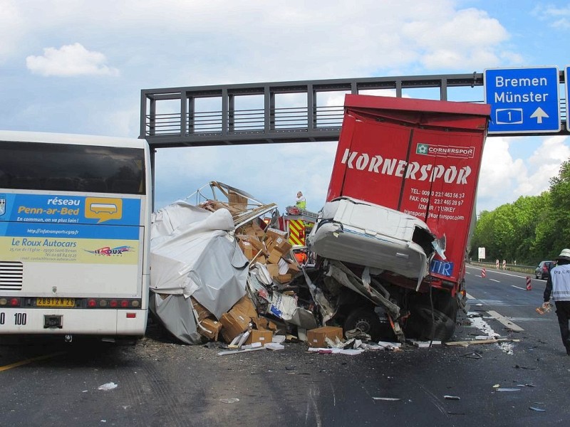 Schwerer Verkehrsunfall auf der A2: Kamen, A2 Hannover, kurz vor Kamener Kreuz (ots) - Lfd. Nr.:0569, 4. Mai 2011, 16.16 Uhr, fuhren bei Kamen auf der A 2 in  Richtung Hannover aus bisher unbekannter Ursache zwei Lkw und ein Bus aufeinander. Ersten Erkenntnissen zur Folge wurden zwei Personen eingeklemmt und mindestens eine Person schwer verletzt. Die A2 in Richtung Hannover wurde im Bereich der Unfallstelle zeitweise voll gesperrt.