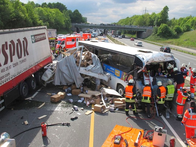 Schwerer Verkehrsunfall auf der A2: Kamen, A2 Hannover, kurz vor Kamener Kreuz (ots) - Lfd. Nr.:0569, 4. Mai 2011, 16.16 Uhr, fuhren bei Kamen auf der A 2 in  Richtung Hannover aus bisher unbekannter Ursache zwei Lkw und ein Bus aufeinander. Ersten Erkenntnissen zur Folge wurden zwei Personen eingeklemmt und mindestens eine Person schwer verletzt. Die A2 in Richtung Hannover wurde im Bereich der Unfallstelle zeitweise voll gesperrt.