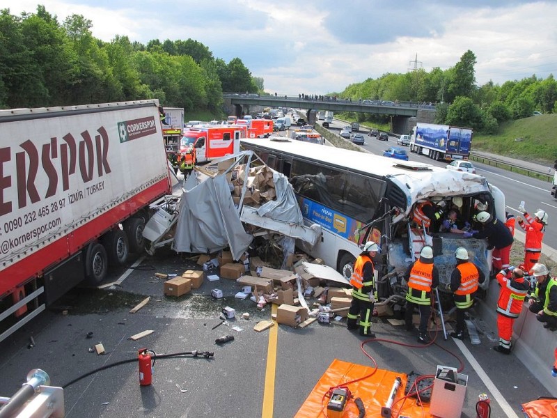 Schwerer Verkehrsunfall auf der A2: Kamen, A2 Hannover, kurz vor Kamener Kreuz (ots) - Lfd. Nr.:0569, 4. Mai 2011, 16.16 Uhr, fuhren bei Kamen auf der A 2 in  Richtung Hannover aus bisher unbekannter Ursache zwei Lkw und ein Bus aufeinander. Ersten Erkenntnissen zur Folge wurden zwei Personen eingeklemmt und mindestens eine Person schwer verletzt. Die A2 in Richtung Hannover wurde im Bereich der Unfallstelle zeitweise voll gesperrt.