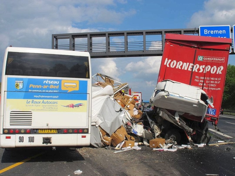 Schwerer Verkehrsunfall auf der A2: Kamen, A2 Hannover, kurz vor Kamener Kreuz (ots) - Lfd. Nr.:0569, 4. Mai 2011, 16.16 Uhr, fuhren bei Kamen auf der A 2 in  Richtung Hannover aus bisher unbekannter Ursache zwei Lkw und ein Bus aufeinander. Ersten Erkenntnissen zur Folge wurden zwei Personen eingeklemmt und mindestens eine Person schwer verletzt. Die A2 in Richtung Hannover wurde im Bereich der Unfallstelle zeitweise voll gesperrt.