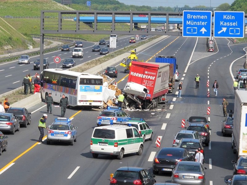 Schwerer Verkehrsunfall auf der A2: Kamen, A2 Hannover, kurz vor Kamener Kreuz (ots) - Lfd. Nr.:0569, 4. Mai 2011, 16.16 Uhr, fuhren bei Kamen auf der A 2 in  Richtung Hannover aus bisher unbekannter Ursache zwei Lkw und ein Bus aufeinander. Ersten Erkenntnissen zur Folge wurden zwei Personen eingeklemmt und mindestens eine Person schwer verletzt. Die A2 in Richtung Hannover wurde im Bereich der Unfallstelle zeitweise voll gesperrt.