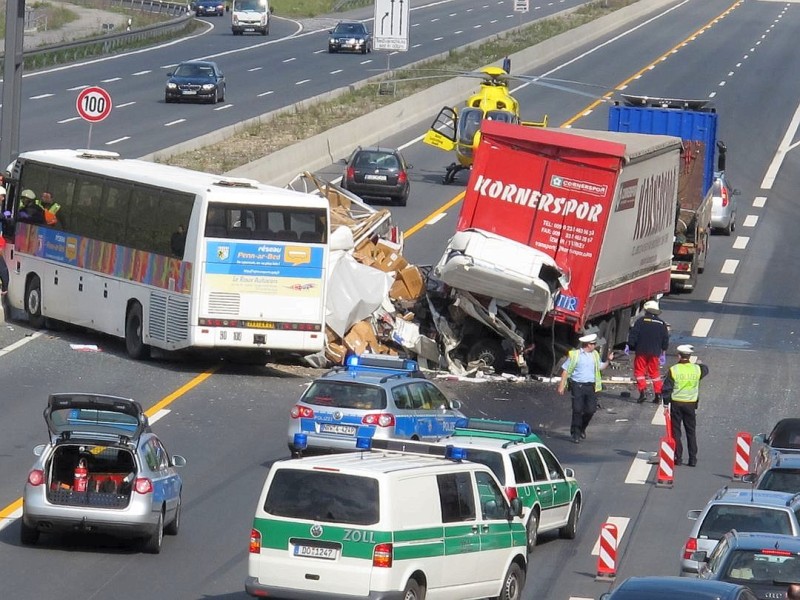 Schwerer Verkehrsunfall auf der A2: Kamen, A2 Hannover, kurz vor Kamener Kreuz (ots) - Lfd. Nr.:0569, 4. Mai 2011, 16.16 Uhr, fuhren bei Kamen auf der A 2 in  Richtung Hannover aus bisher unbekannter Ursache zwei Lkw und ein Bus aufeinander. Ersten Erkenntnissen zur Folge wurden zwei Personen eingeklemmt und mindestens eine Person schwer verletzt. Die A2 in Richtung Hannover wurde im Bereich der Unfallstelle zeitweise voll gesperrt.