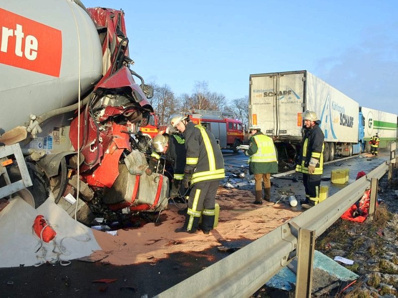 Tödlicher Unfall auf der A2 in Richtung Hannover in Höhe Altenmethler. Der Fahrer eines Silozuges fuhr auf ein Stauende auf und kam dabei zu Tode.