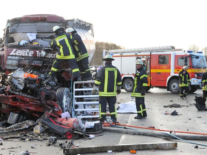 Tödlicher Unfall auf der A2 in Richtung Hannover in Höhe Altenmethler. Der Fahrer eines Silozuges fuhr auf ein Stauende auf und kam dabei zu Tode.