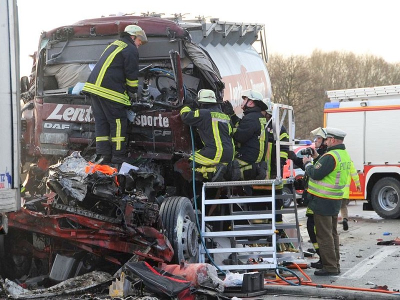 Tödlicher Unfall auf der A2 in Richtung Hannover in Höhe Altenmethler. Der Fahrer eines Silozuges fuhr auf ein Stauende auf und kam dabei zu Tode.